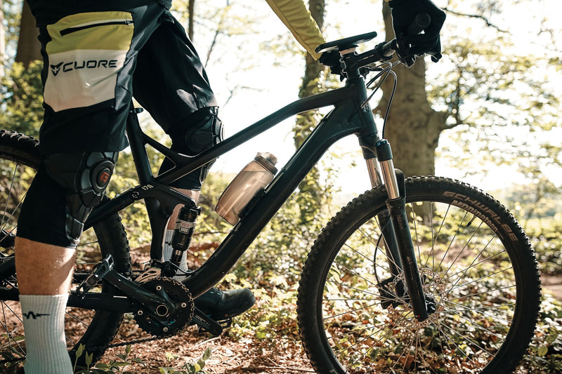 Load image into Gallery viewer, Cyclist with FIDLOCK Bottle Twist 590ml on bike frame.