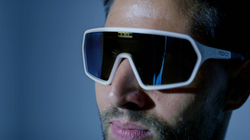 Chargez l'image dans la visionneuse de la galerie, REACT Sunglasses Rev with innovative ShadeTronic technology, adjustable tint, and polarised lenses.