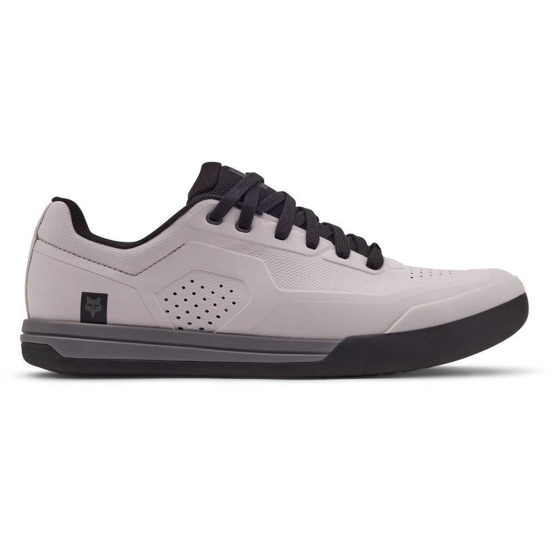 Chargez l'image dans la visionneuse de la galerie, FOX Shoes Union Flat Vintage White MTB shoes with seamless design, molded toe cap, and Ultratac™ rubber sole.