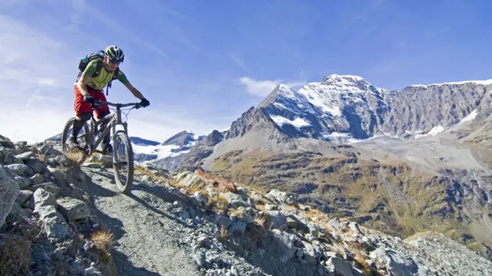 Le cyclisme en hiver : guide de sécurité et de confort pour les conditions hivernales suisses