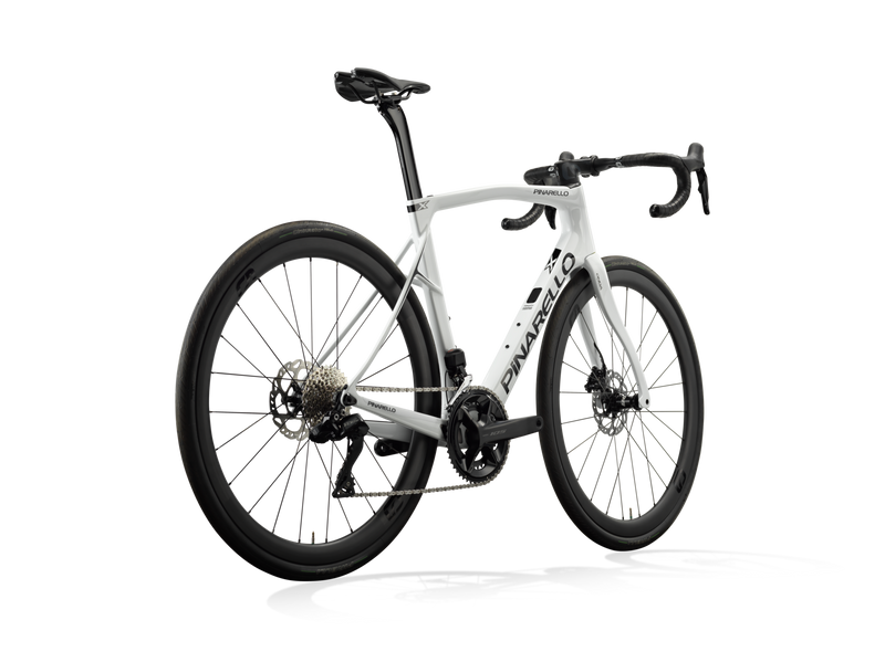 Chargez l&#39;image dans la visionneuse de la galerie, PINARELLO Bike X5 White with carbon fiber frame, optimized for comfort and speed.
